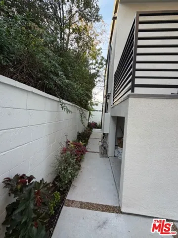 5191 5193 Lindley Avenue, Tarzana, California 91356