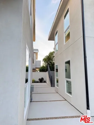 5191 5193 Lindley Avenue, Tarzana, California 91356