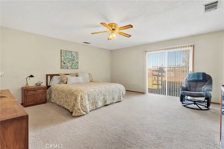 11062 Hollister Road, Oak Hills, California 92344