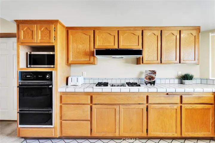 11062 Hollister Road, Oak Hills, California 92344