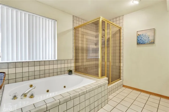 11062 Hollister Road, Oak Hills, California 92344
