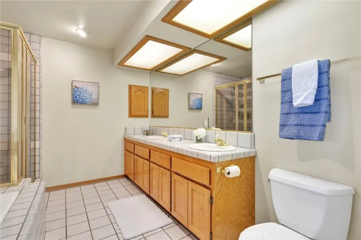11062 Hollister Road, Oak Hills, California 92344