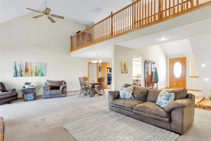 11062 Hollister Road, Oak Hills, California 92344