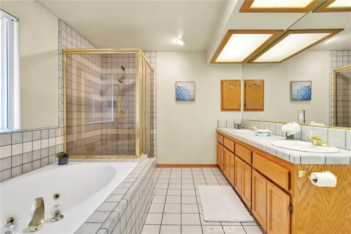 11062 Hollister Road, Oak Hills, California 92344