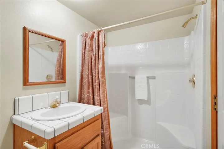 11062 Hollister Road, Oak Hills, California 92344