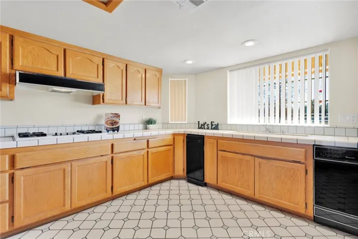 11062 Hollister Road, Oak Hills, California 92344