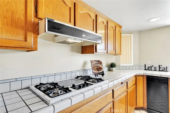 11062 Hollister Road, Oak Hills, California 92344