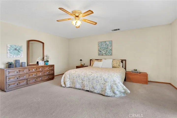 11062 Hollister Road, Oak Hills, California 92344