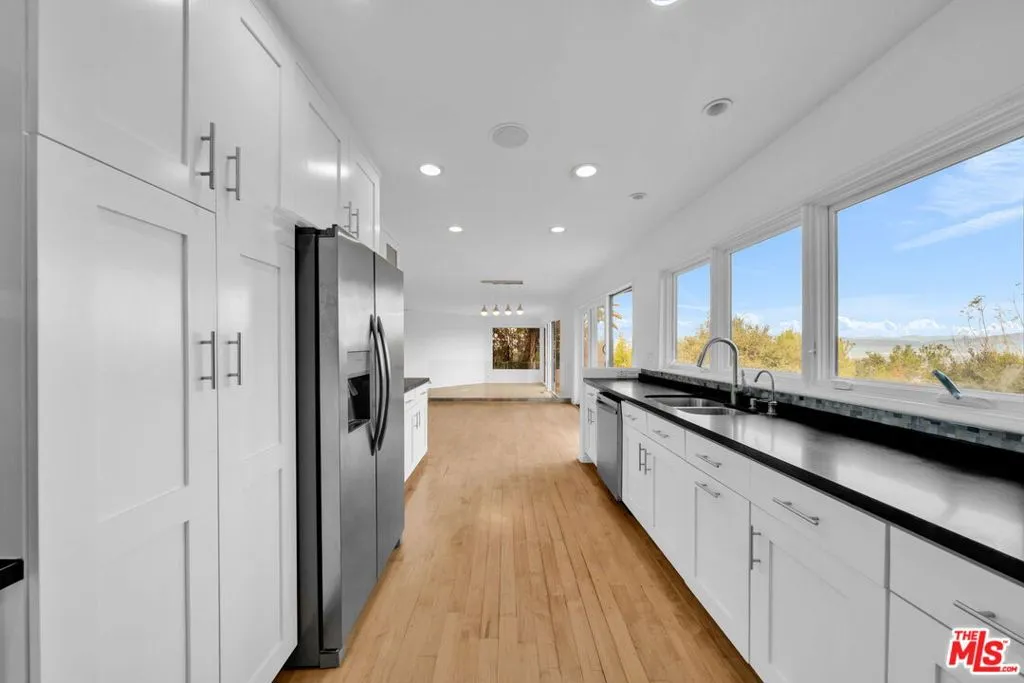 15263 Mulholland Drive, Los Angeles, California 90077 home-pic-9