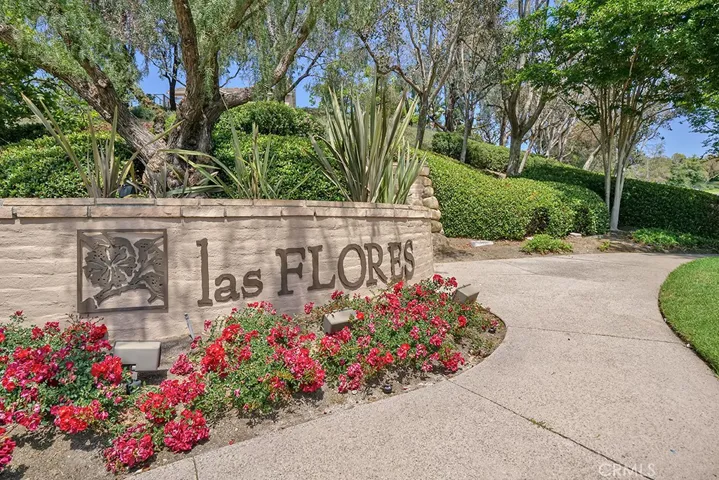 Experience all of Las Flores’ amenities.