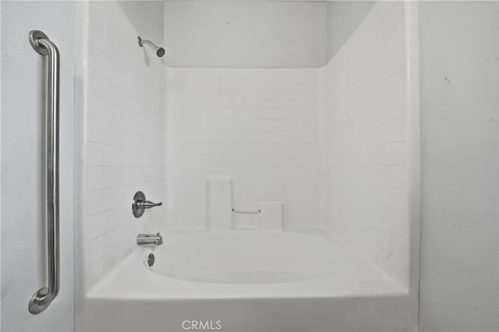 9150 Senna Court, Fontana, California 92335 home-pic-37