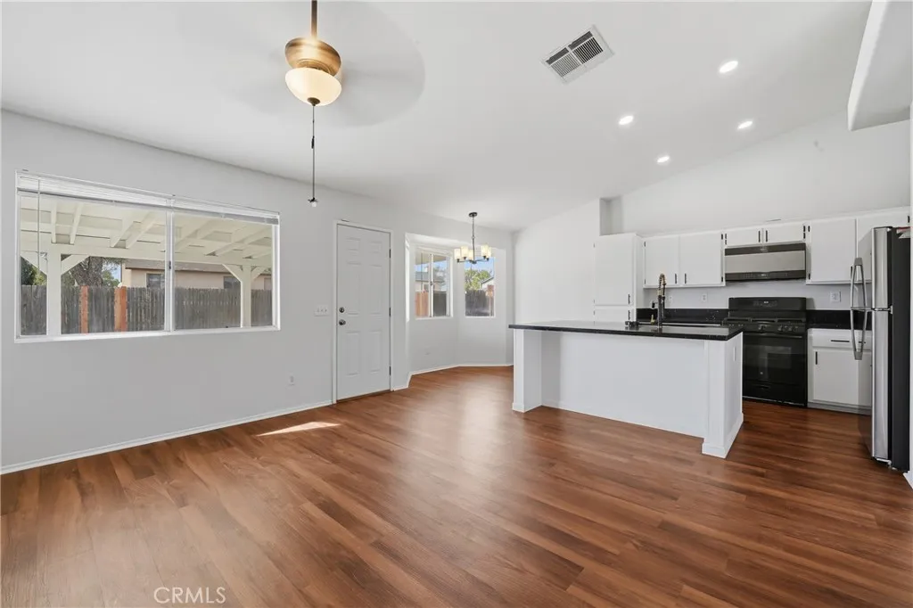 9150 Senna Court, Fontana, California 92335 home-pic-17