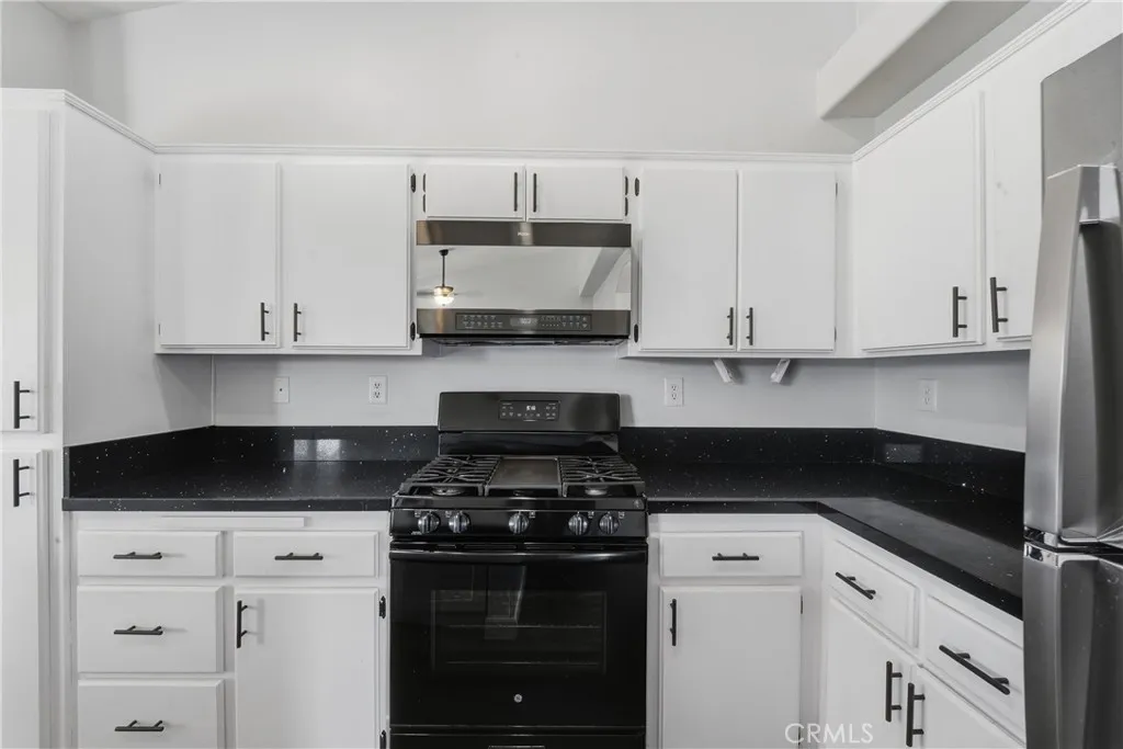 9150 Senna Court, Fontana, California 92335 home-pic-18