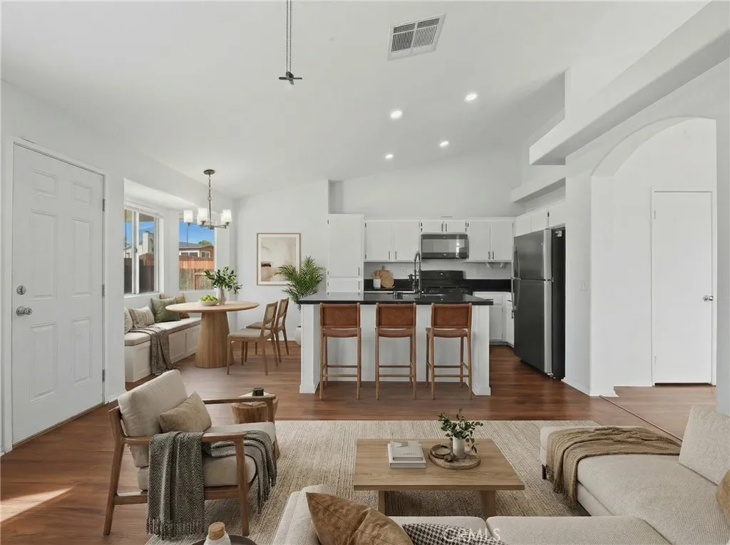9150 Senna Court, Fontana, California 92335 home-pic-20