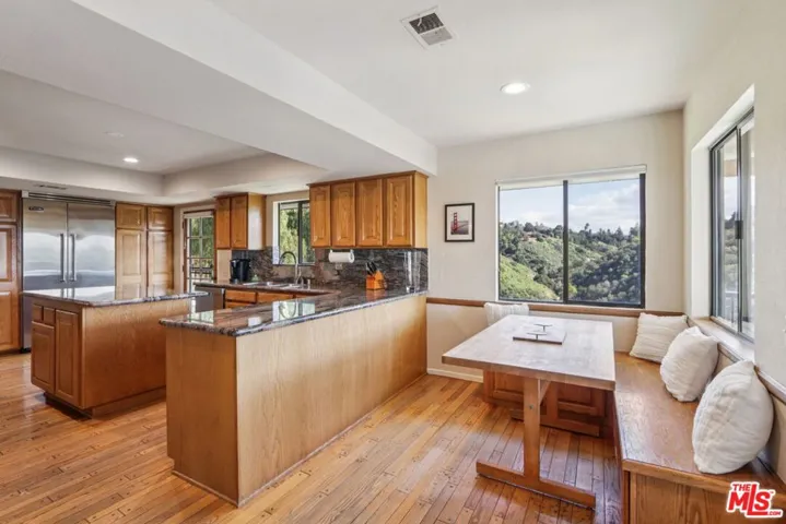 Kitchen & Breakfast Nook