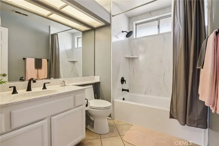 Spacious upper-level bath