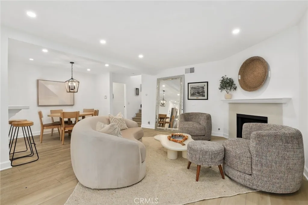 21500 Califa Street 184, Woodland Hills, California 91367 home-pic-1