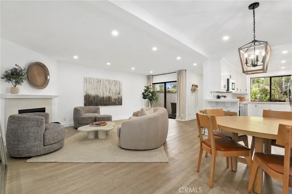 21500 Califa Street 184, Woodland Hills, California 91367 home-pic-3