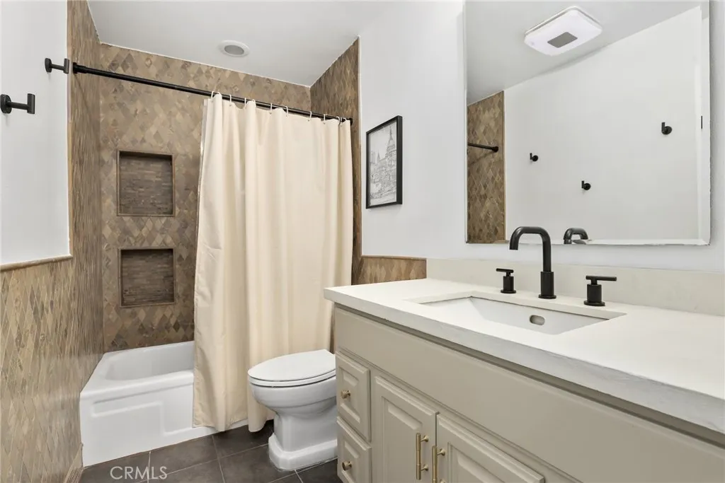 21500 Califa Street 184, Woodland Hills, California 91367 home-pic-13