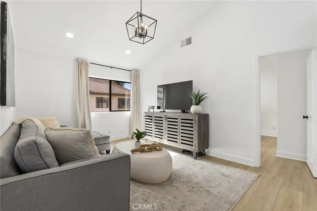 21500 Califa Street 184, Woodland Hills, California 91367 home-pic-10