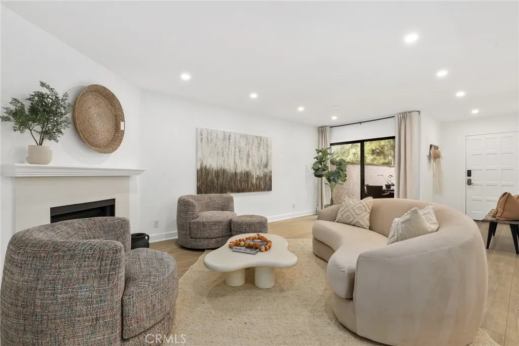 21500 Califa Street 184, Woodland Hills, California 91367 home-pic-2