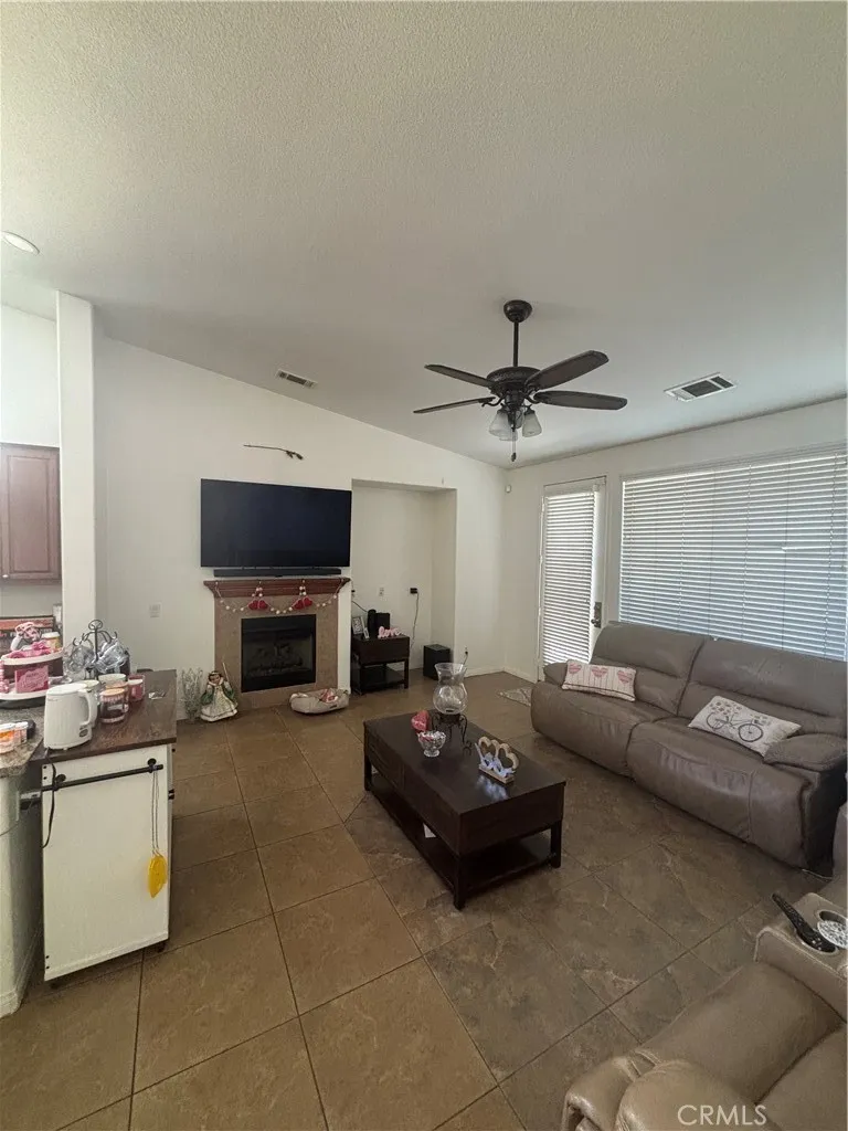 1064 Queen Annes Lane, Beaumont, California 92223 home-pic-17