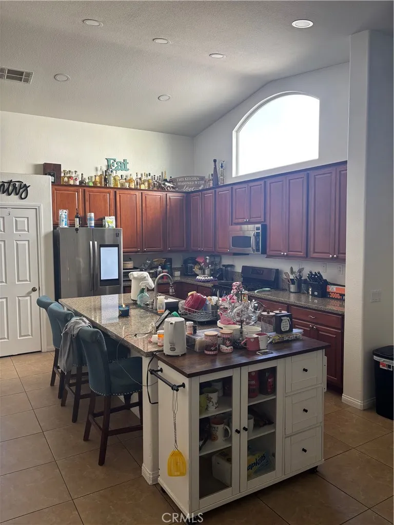 1064 Queen Annes Lane, Beaumont, California 92223 home-pic-16