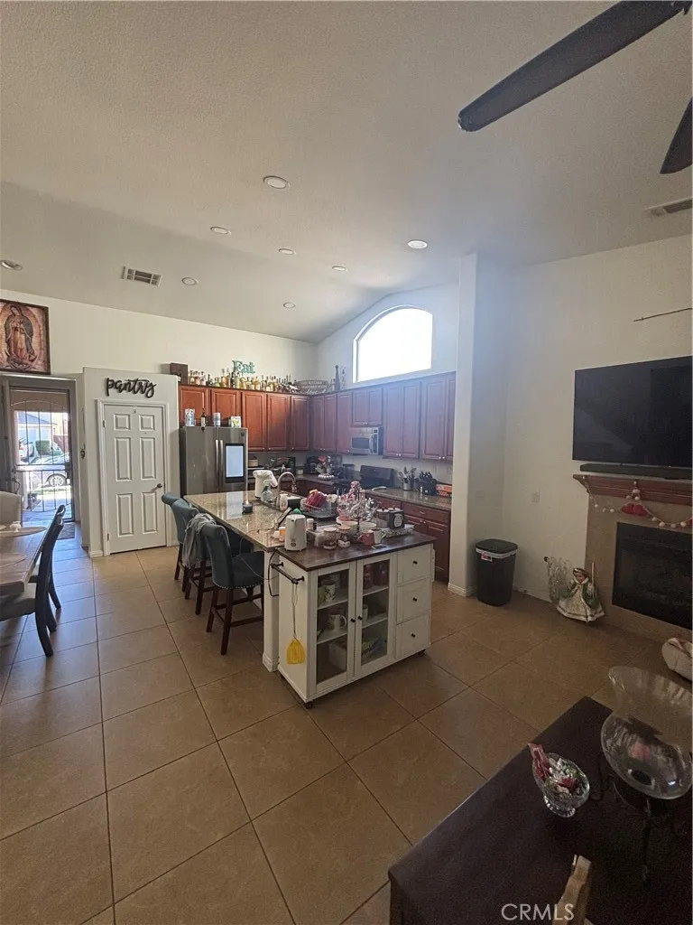 1064 Queen Annes Lane, Beaumont, California 92223 home-pic-15