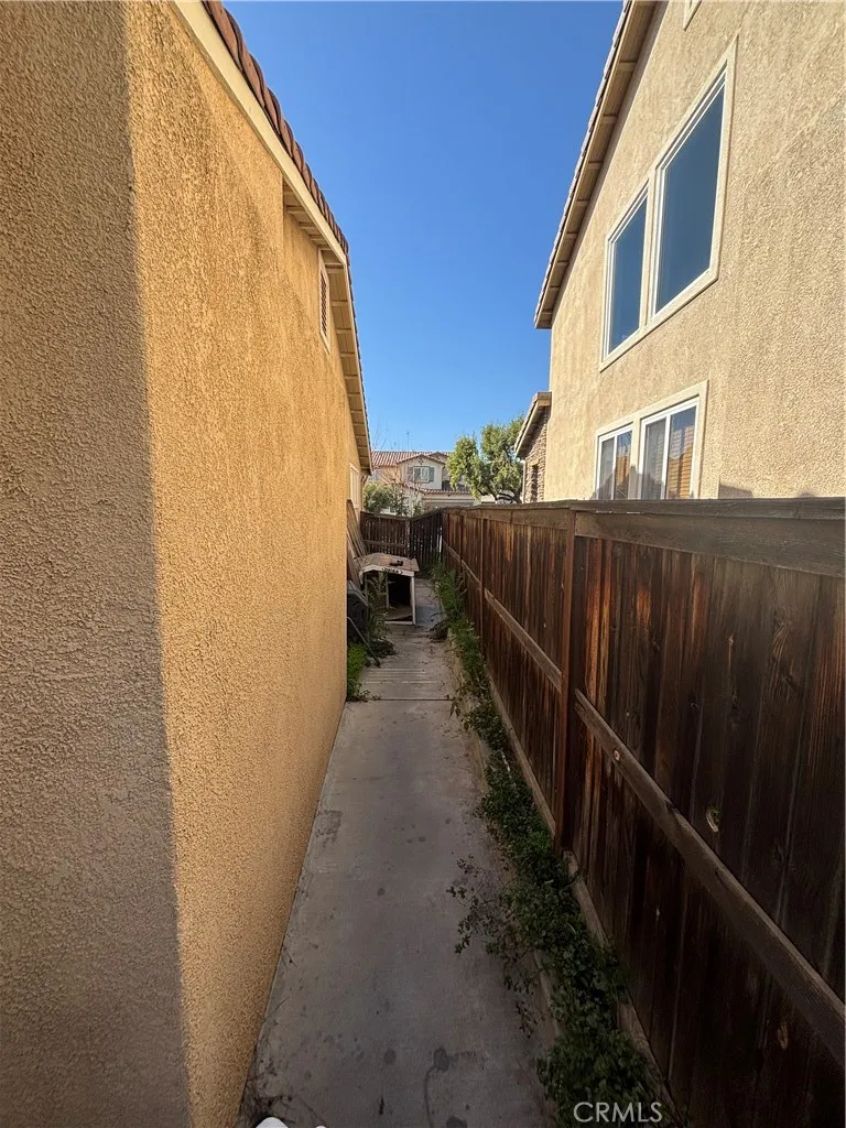 1064 Queen Annes Lane, Beaumont, California 92223 home-pic-58