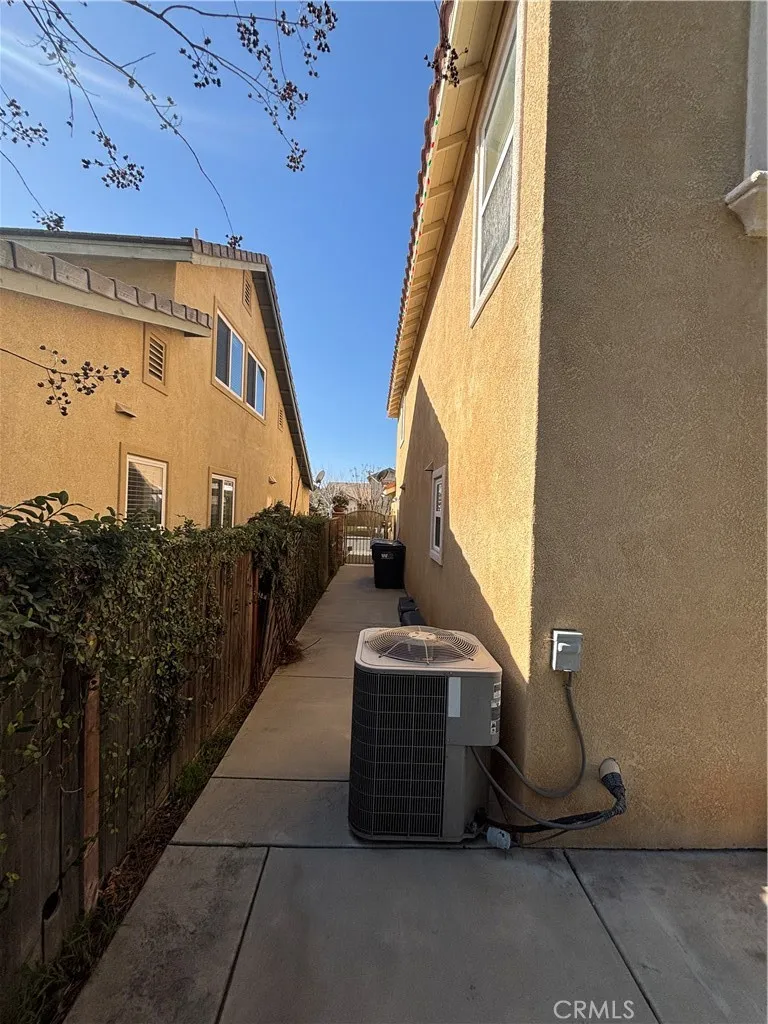 1064 Queen Annes Lane, Beaumont, California 92223 home-pic-57