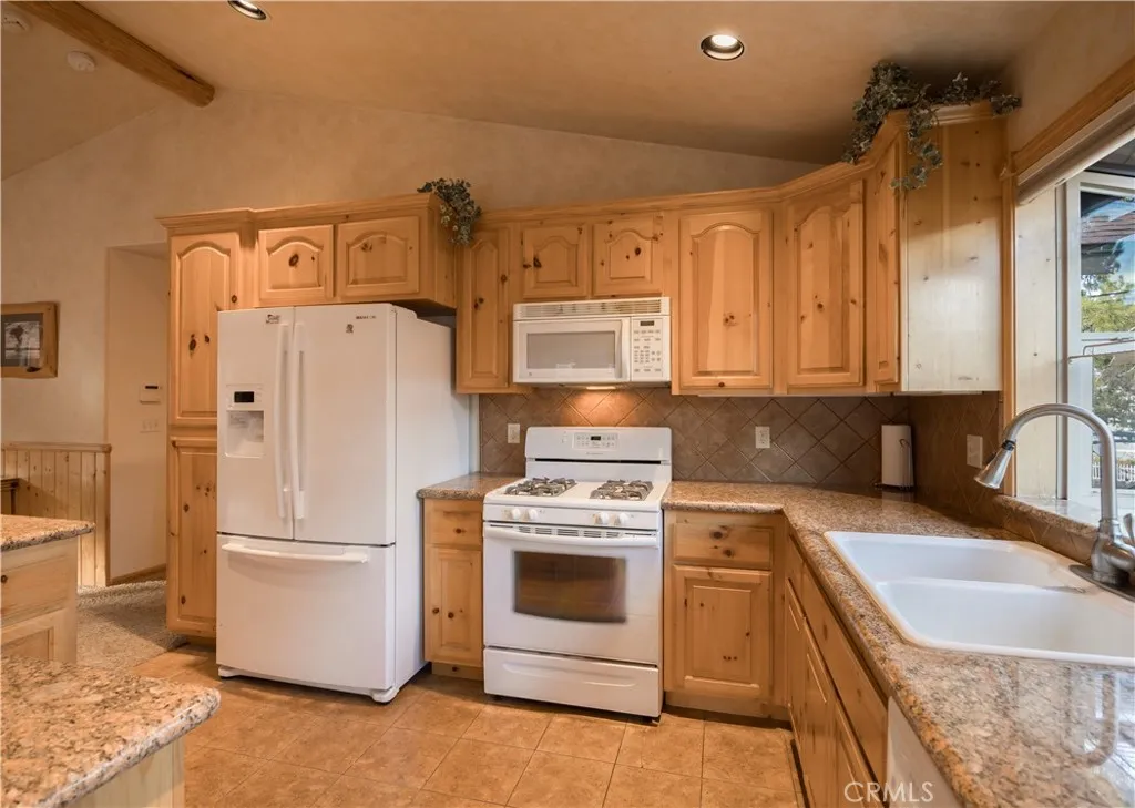 200 Muroc, Big Bear City, California 92314 home-pic-12