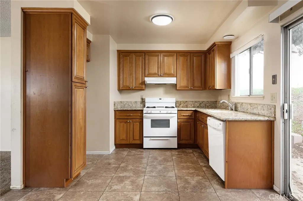 1194 Willits Drive, Corona, California 92882 home-pic-8