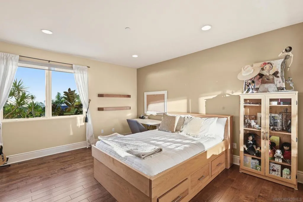 1690 Gascony Rd, Encinitas, California 92024 home-pic-38