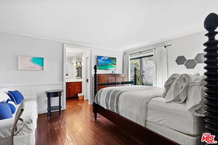 2nd bedroom w/patio and en-sui