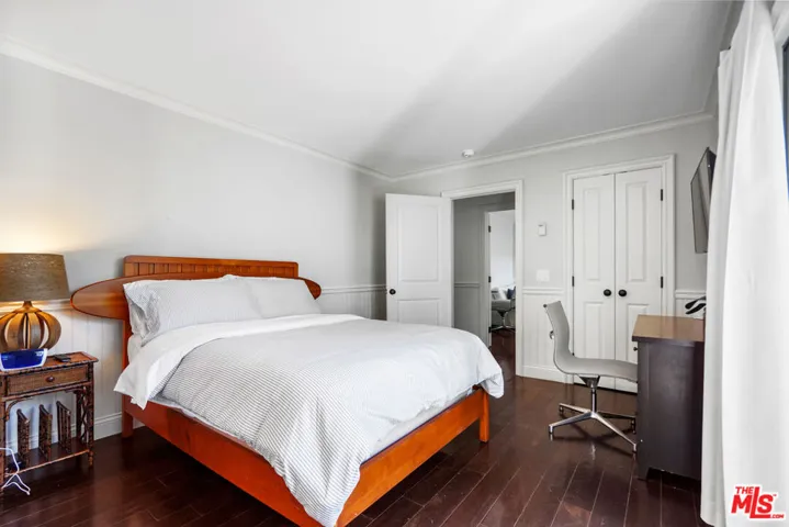 3rd bedroom with patio and en-