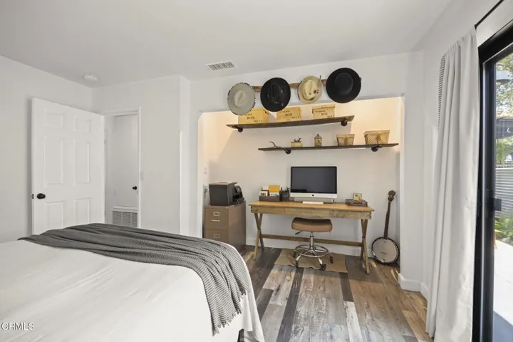 22-web-or-mls-UpmarketMedia_11755M-66