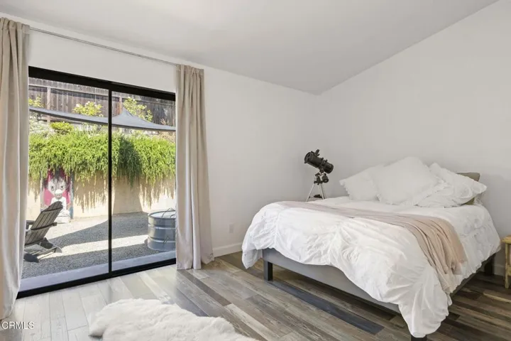 24-web-or-mls-UpmarketMedia_11755M-72