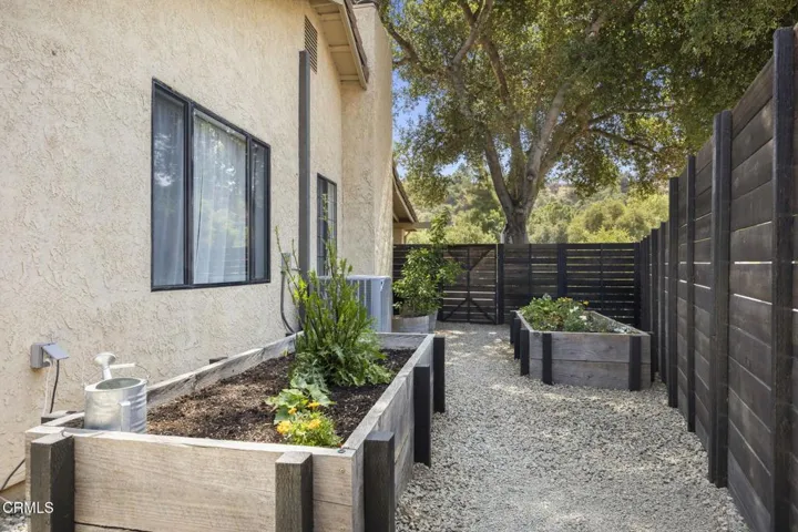 31-web-or-mls-UpmarketMedia_11755M-92a