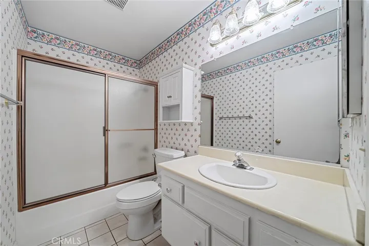 Full Bathroom in Hallway