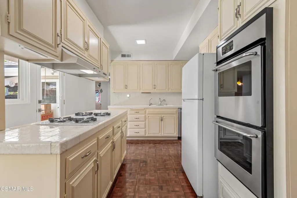4230 Canoga Avenue, Woodland Hills, California 91364 home-pic-12