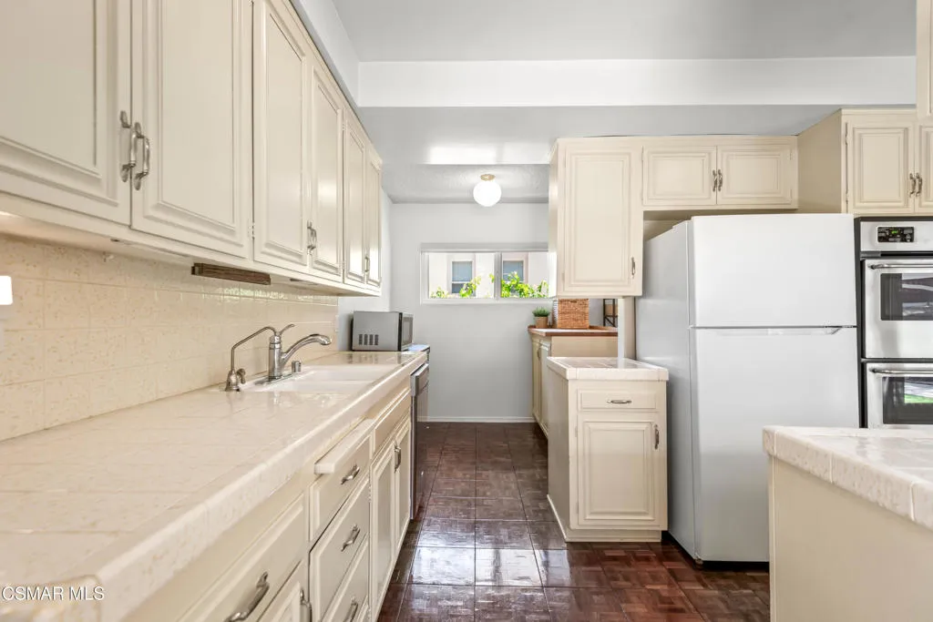 4230 Canoga Avenue, Woodland Hills, California 91364 home-pic-10