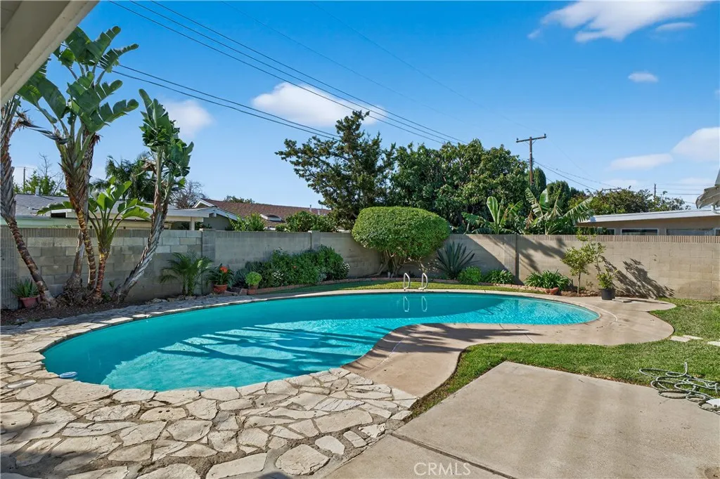 1610 E 20th Street, Santa Ana, California 92705 home-pic-3
