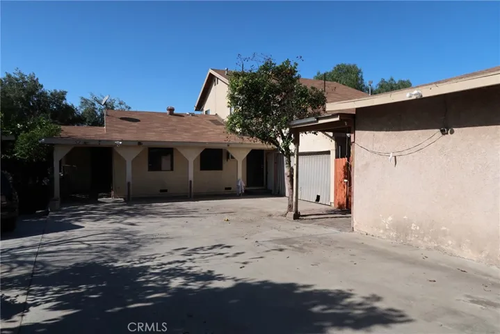 Front exterior/Gated parking