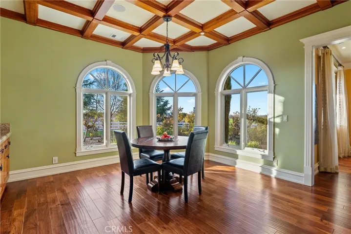 eat-in kitchen and breakfast area