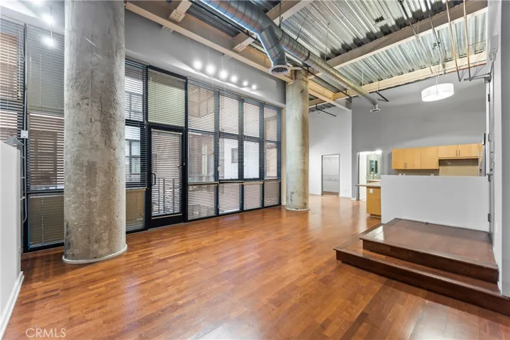 Condo - Living room with high ceilings