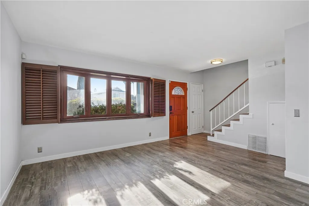 8545 Tujunga Valley, Sunland, California 91040 home-pic-3