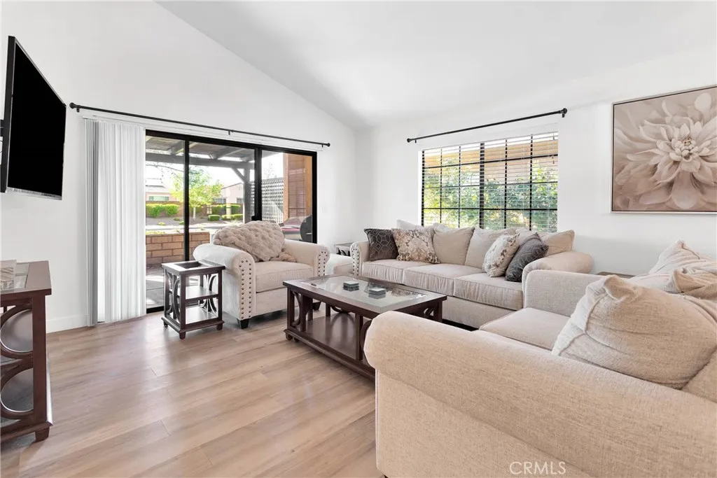 11722 Oak Street, Apple Valley, California 92308 home-pic-2
