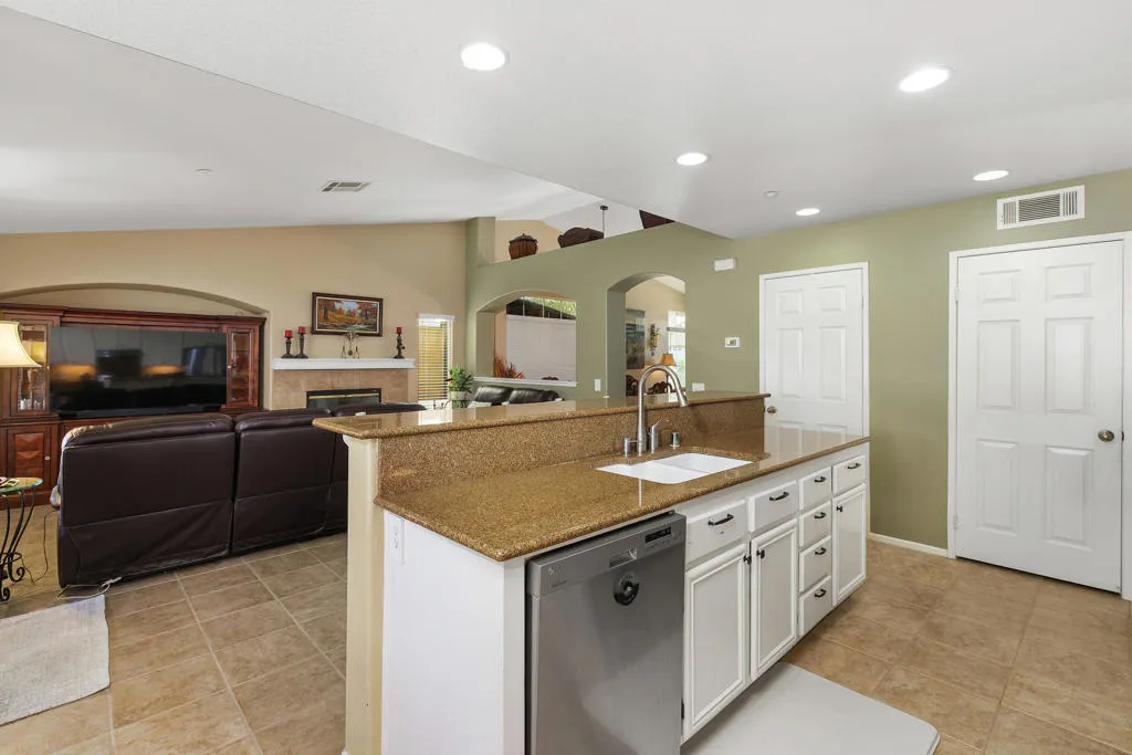 7348 Elderberry Court, Fontana, California 92336 home-pic-13