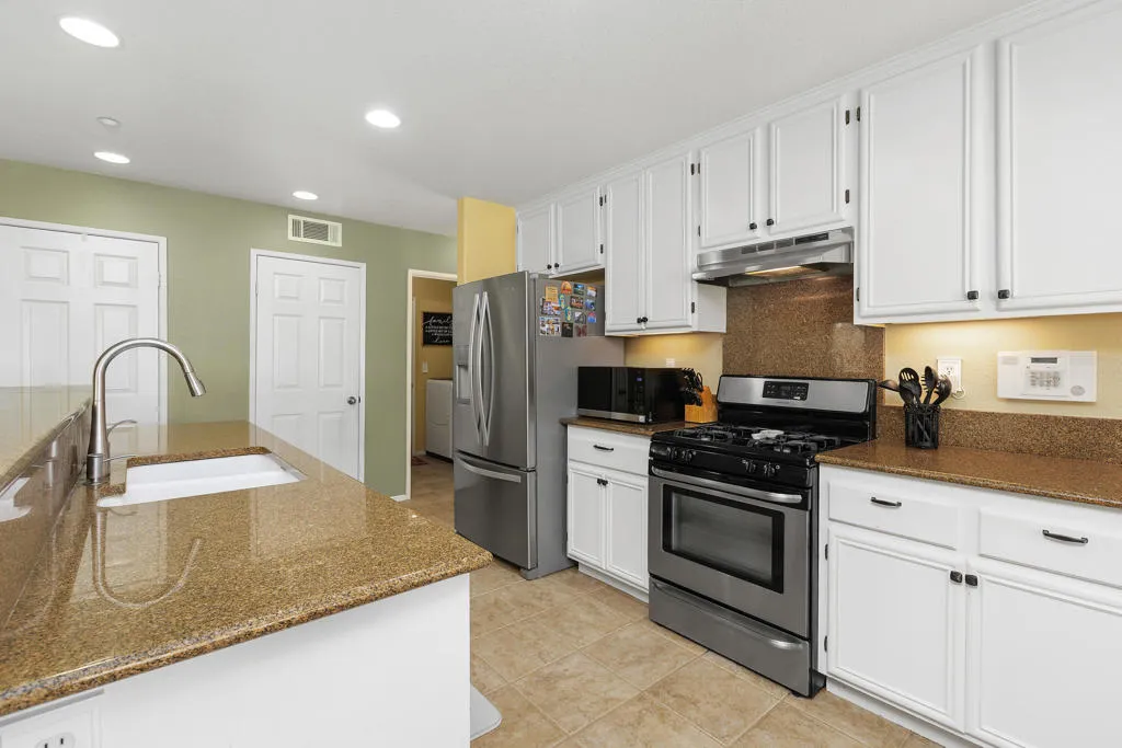 7348 Elderberry Court, Fontana, California 92336 home-pic-12