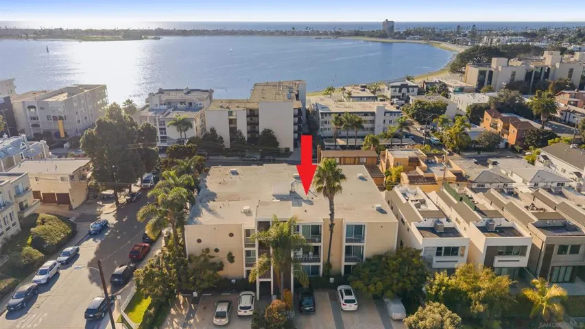 Walking distance to the bay